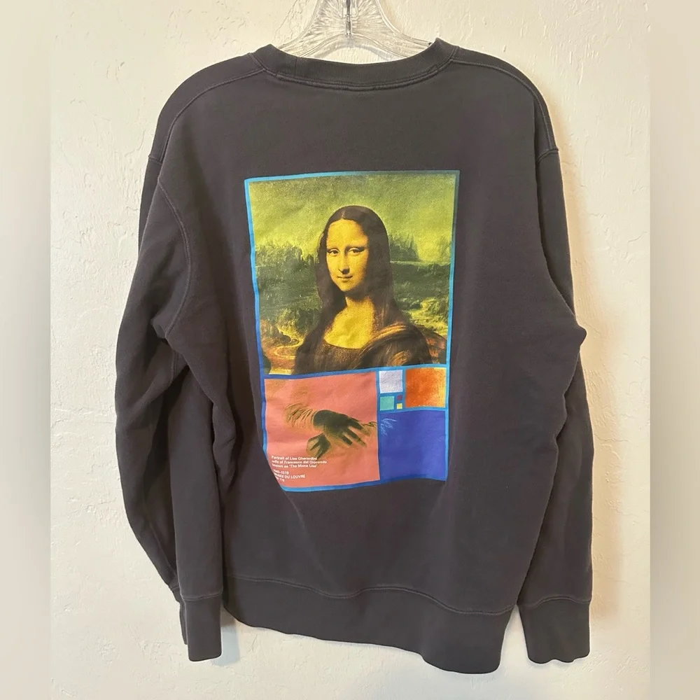 UNIQLO Men’s Sweatshirt Size Large Peter Saville Musée Du Louvre Museum Grey - Picture 1 of 5
